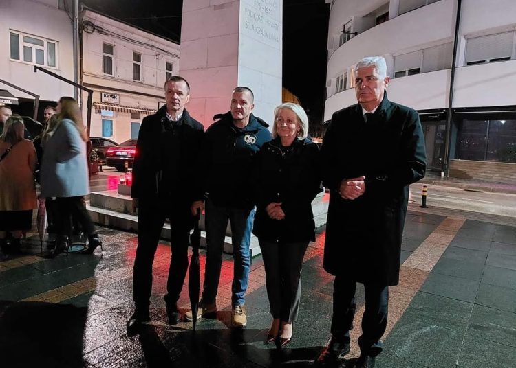 Livno: Zapaljene svijeće za Vukovar i Škabrnju i sve žrtve Domovinskog rata