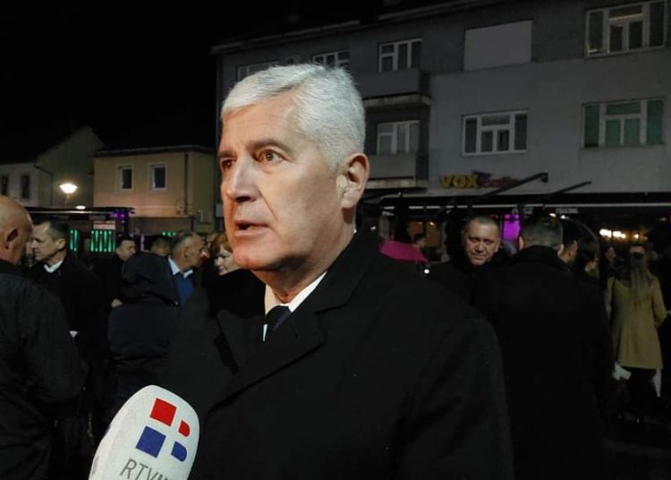 Livno: Zapaljene svijeće za Vukovar i Škabrnju i sve žrtve Domovinskog rata