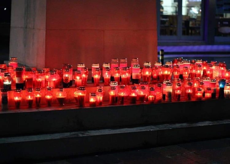 Livno: Zapaljene svijeće za Vukovar i Škabrnju i sve žrtve Domovinskog rata