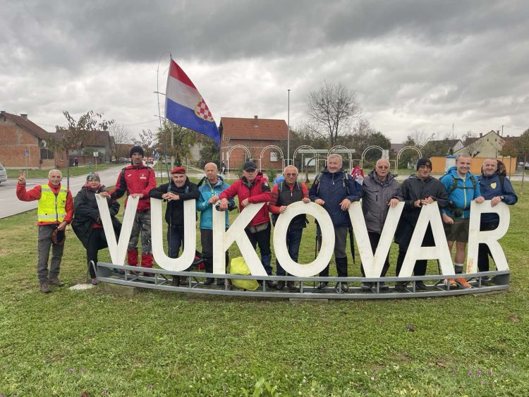 Iz Viteza pješice stigli u Vukovar, donosimo fotografije