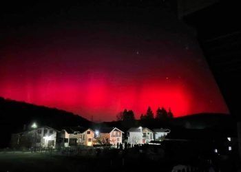 Predivna crvena svjetlost obasjala nebo iznad BiH