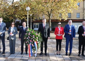 Vlada ŽZH u Širokom Brijegu položila vijence za žrtve grada heroja