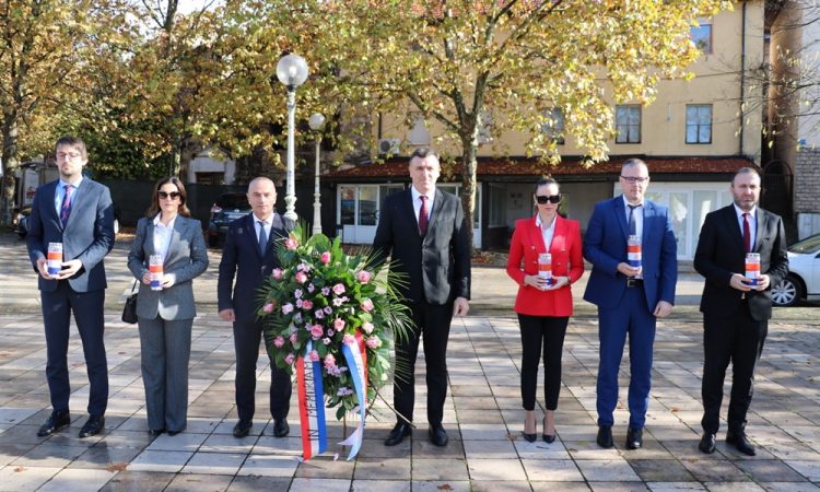 Vlada ŽZH u Širokom Brijegu položila vijence za žrtve grada heroja