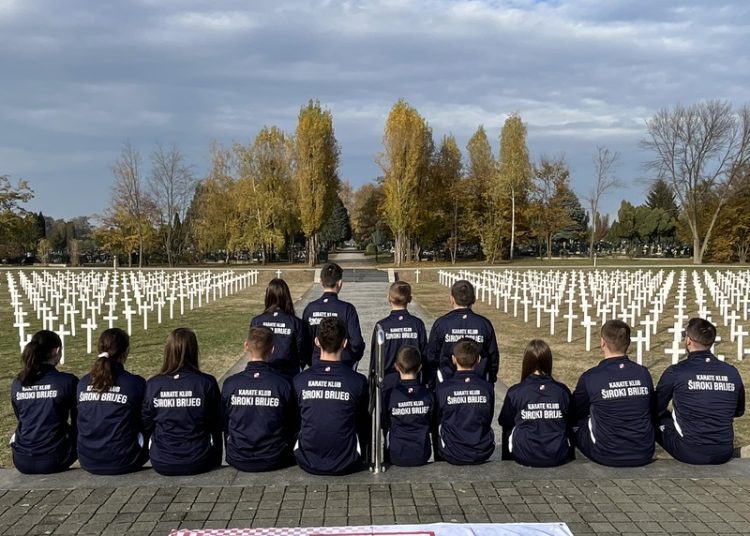 Karate klub Široki Brijeg osvojio 12 medalja na Kupu Osijeka te posjetio Grad Vukovar