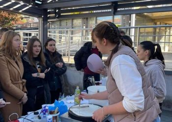 Livanjski gimnazijalci organizirali humanitarnu akciju ‘Jedna slastica za jednu namirnicu’