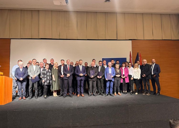 Hrvatski ministar u Vitezu podijelio 25 ugovora ukupne vrijednosti milijun eura