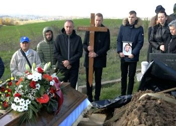 Pokopan Marko Mišić, povratnik u Derventu koji je prije mjesec teško pretučen