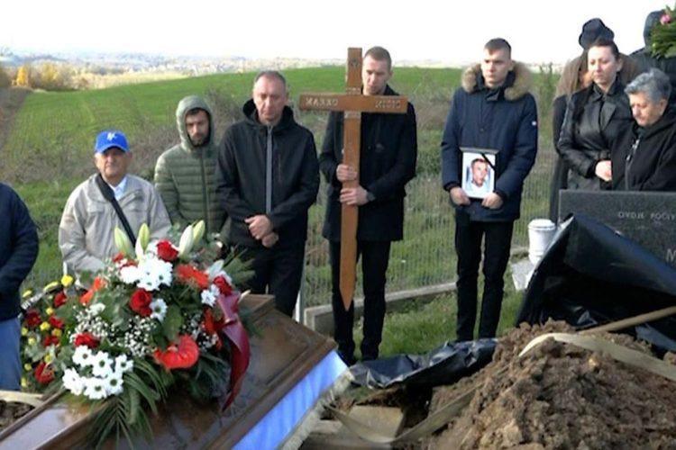 Pokopan Marko Mišić, povratnik u Derventu koji je prije mjesec teško pretučen