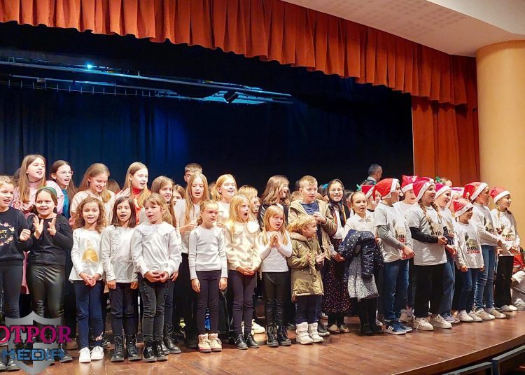 Božićna priredba malih folkloraša