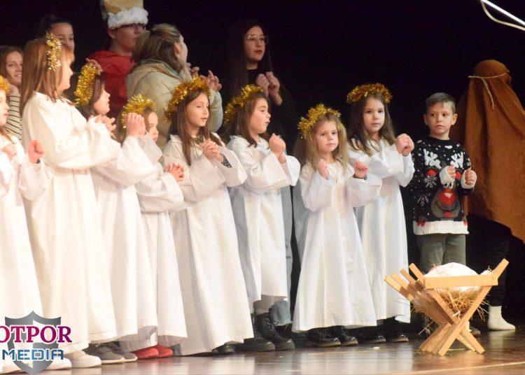 Božićna priredba malih folkloraša