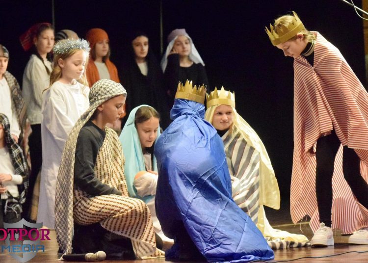 Božićna priredba malih folkloraša