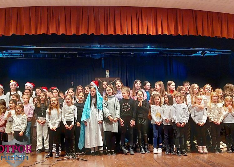 Božićna priredba malih folkloraša