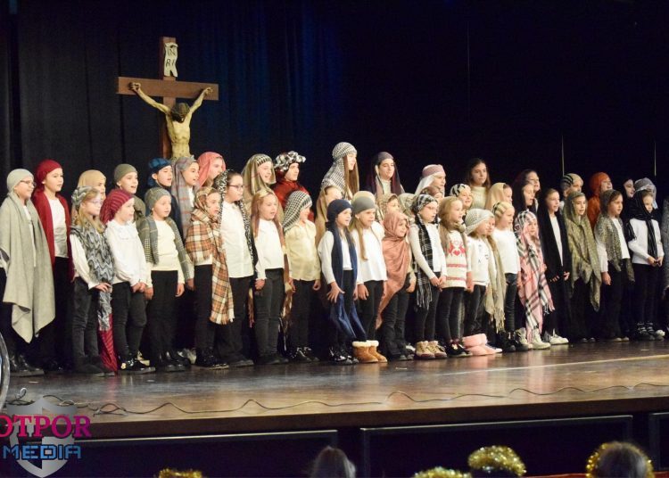 Božićna priredba malih folkloraša