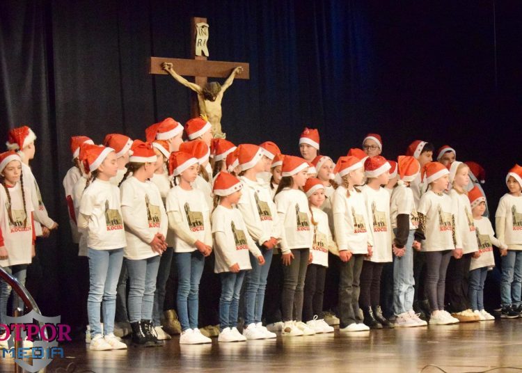 Božićna priredba malih folkloraša