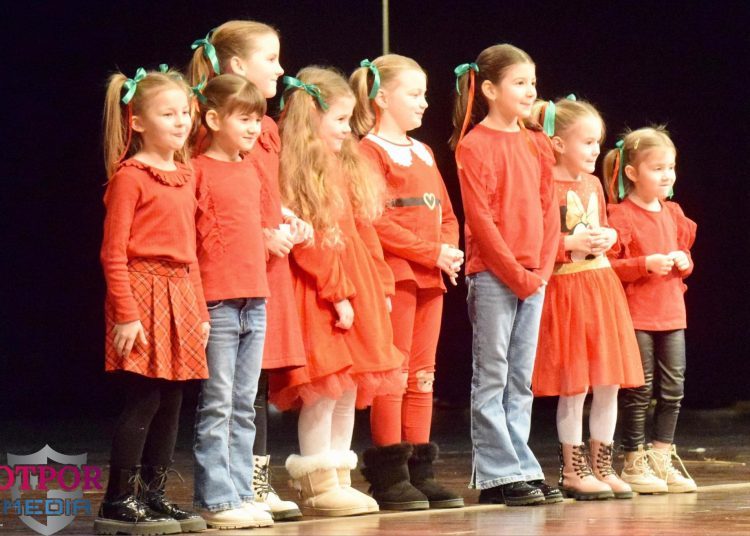 Božićna priredba malih folkloraša