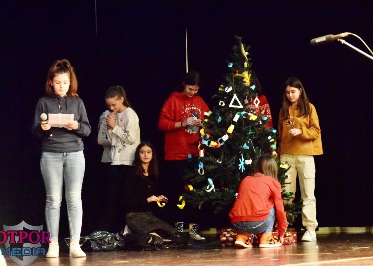 Božićna priredba malih folkloraša