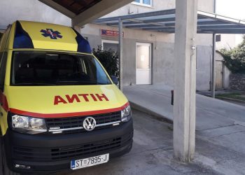 Vjetar otpuhao kamen s krova kuće, pao djevojčici na glavu, bore joj se za život