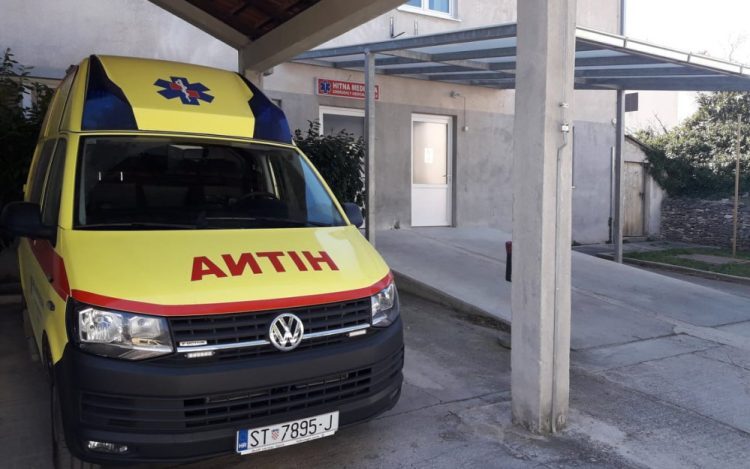 Vjetar otpuhao kamen s krova kuće, pao djevojčici na glavu, bore joj se za život