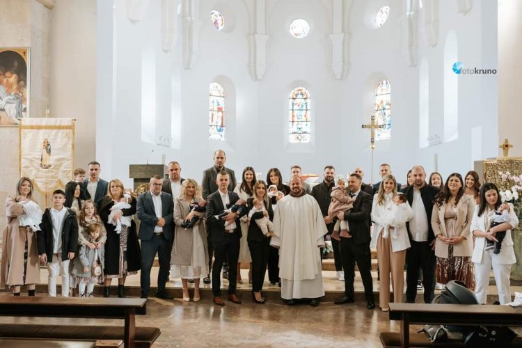Široki Brijeg: Ove subote kršteno devet beba