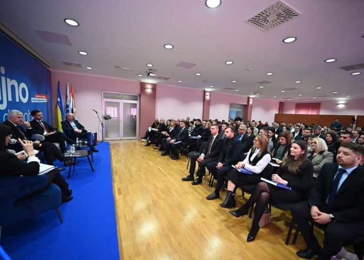Predstavljena Monografija Mladeži HDZ-a BiH “Mladež nekad i sad – Putovanje kroz vrijeme 1992.-2022.”