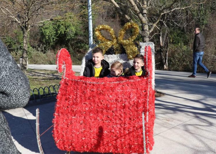 Advent u Širokom: Najmlađi oduševljeni klizalištem i Djedom Božićnjakom