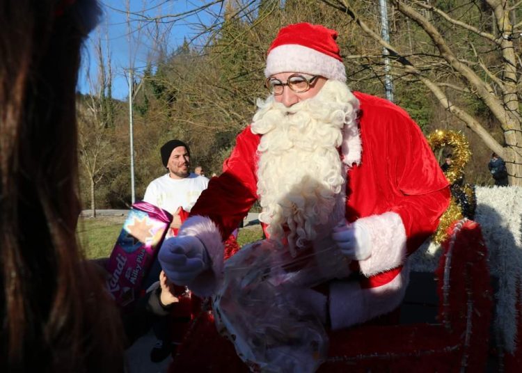 Advent u Širokom: Najmlađi oduševljeni klizalištem i Djedom Božićnjakom