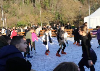 Advent u Širokom: Najmlađi oduševljeni klizalištem i Djedom Božićnjakom