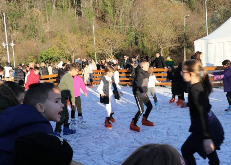 Advent u Širokom: Najmlađi oduševljeni klizalištem i Djedom Božićnjakom