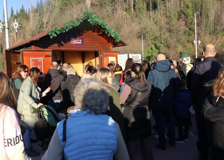 Advent u Širokom: Najmlađi oduševljeni klizalištem i Djedom Božićnjakom