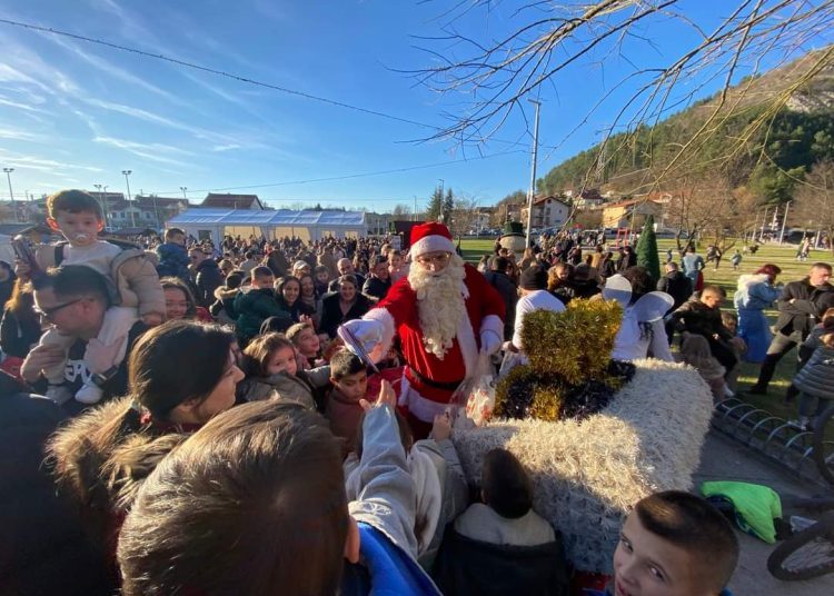 Advent u Širokom: Najmlađi oduševljeni klizalištem i Djedom Božićnjakom