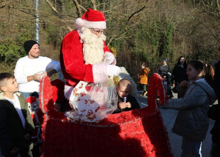 Advent u Širokom: Najmlađi oduševljeni klizalištem i Djedom Božićnjakom