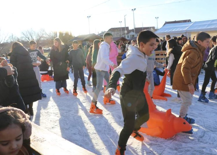 Advent u Širokom: Najmlađi oduševljeni klizalištem i Djedom Božićnjakom