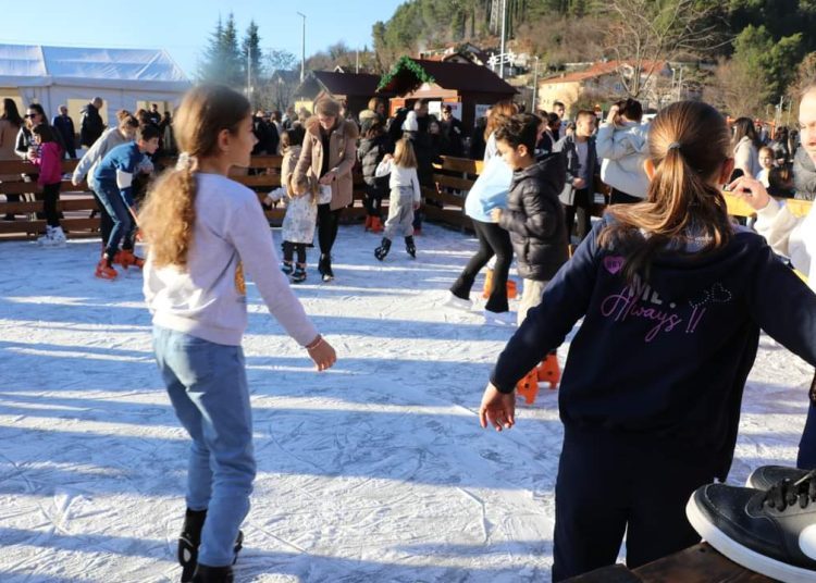 Advent u Širokom: Najmlađi oduševljeni klizalištem i Djedom Božićnjakom