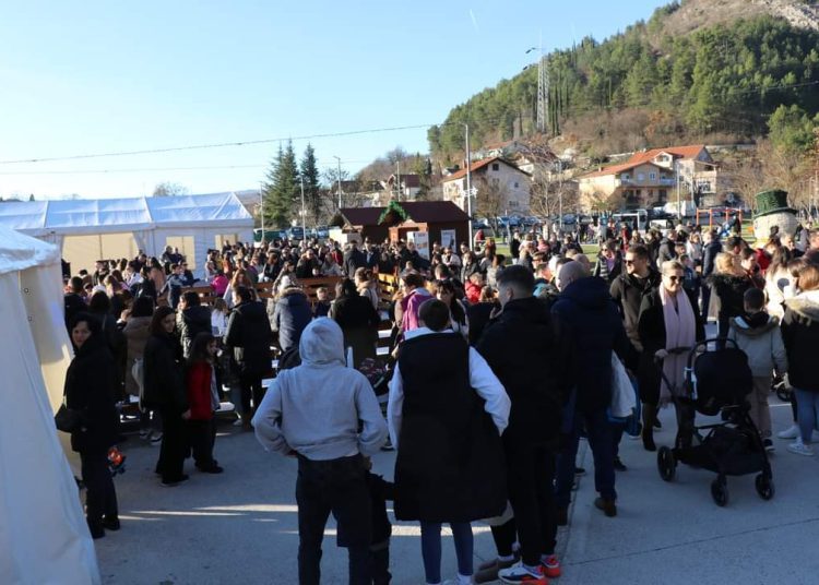 Advent u Širokom: Najmlađi oduševljeni klizalištem i Djedom Božićnjakom
