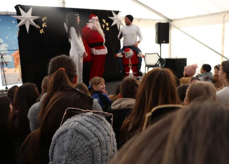 Advent u Širokom: Najmlađi oduševljeni klizalištem i Djedom Božićnjakom