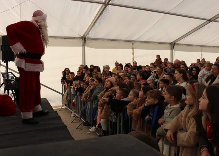 Advent u Širokom: Najmlađi oduševljeni klizalištem i Djedom Božićnjakom