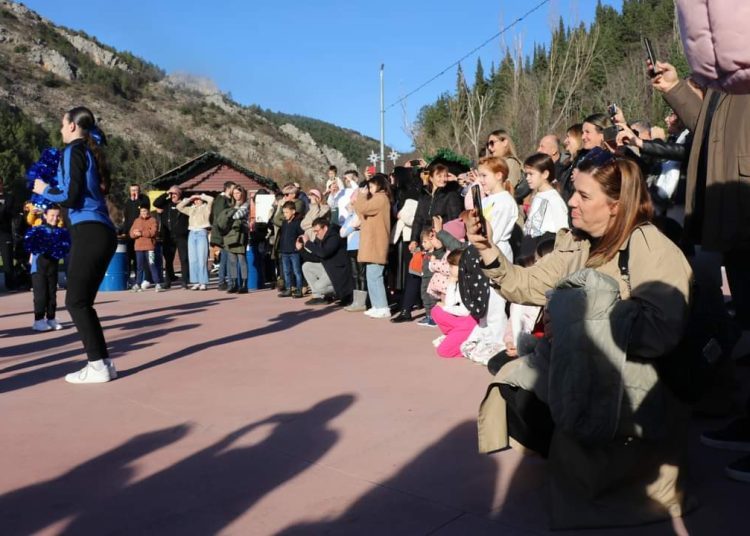 Advent u Širokom: Najmlađi oduševljeni klizalištem i Djedom Božićnjakom