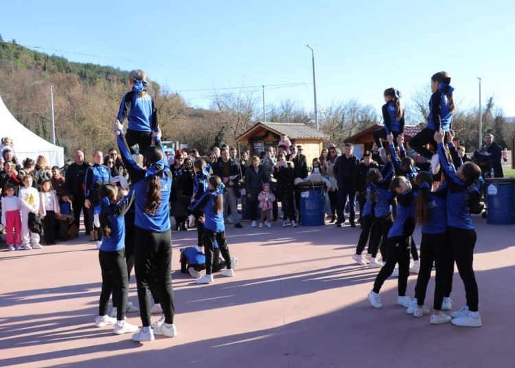 Advent u Širokom: Najmlađi oduševljeni klizalištem i Djedom Božićnjakom