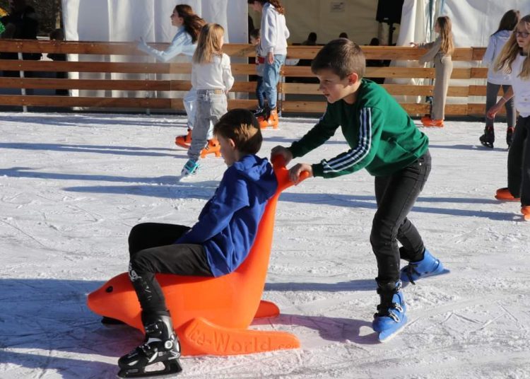 Advent u Širokom: Najmlađi oduševljeni klizalištem i Djedom Božićnjakom