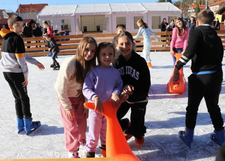 Advent u Širokom: Najmlađi oduševljeni klizalištem i Djedom Božićnjakom