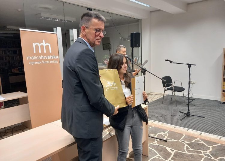 Učenicima osnovnih i srednjih škola u Širokom Brijegu uručene nagrade za najbolje autore