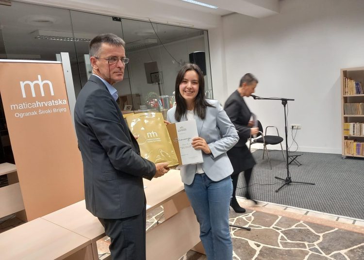 Učenicima osnovnih i srednjih škola u Širokom Brijegu uručene nagrade za najbolje autore