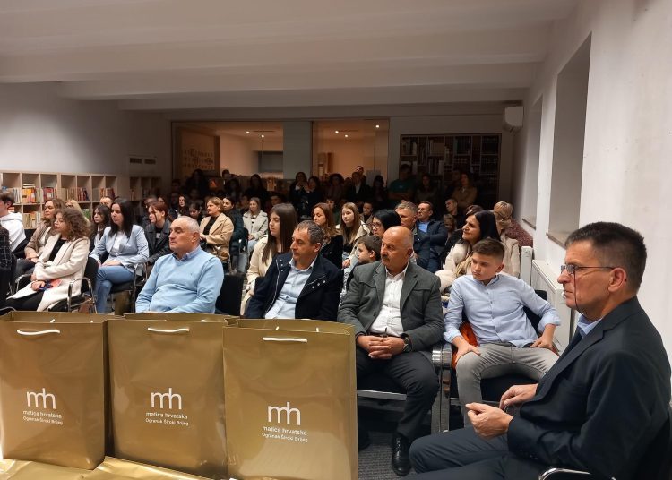 Učenicima osnovnih i srednjih škola u Širokom Brijegu uručene nagrade za najbolje autore