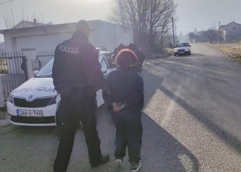 Mostar: Uhićena žena koja je kroz naselje šetala s puškom