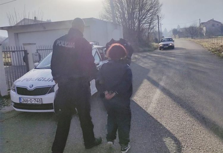 Mostar: Uhićena žena koja je kroz naselje šetala s puškom