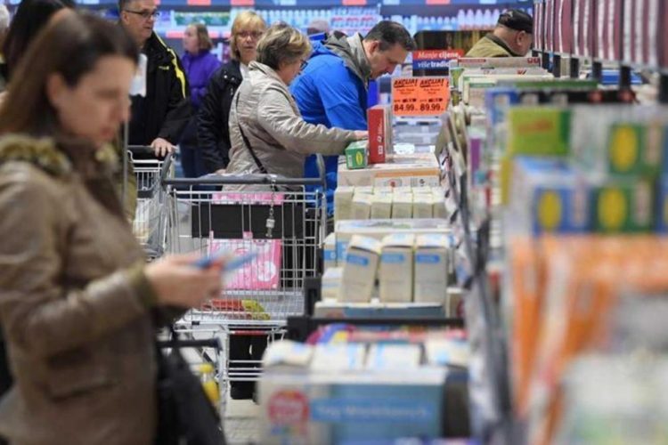 Na policama proizvodi sa sniženim cijenama, dio kupaca razočaran ponudom