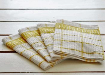 Kako ukloniti masne mrlje s kuhinjskih krpa?