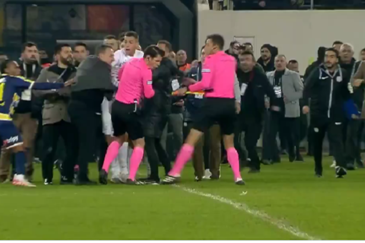 VIDEO: Predsjednik kluba utrčao na teren i nokautirao glavnog suca