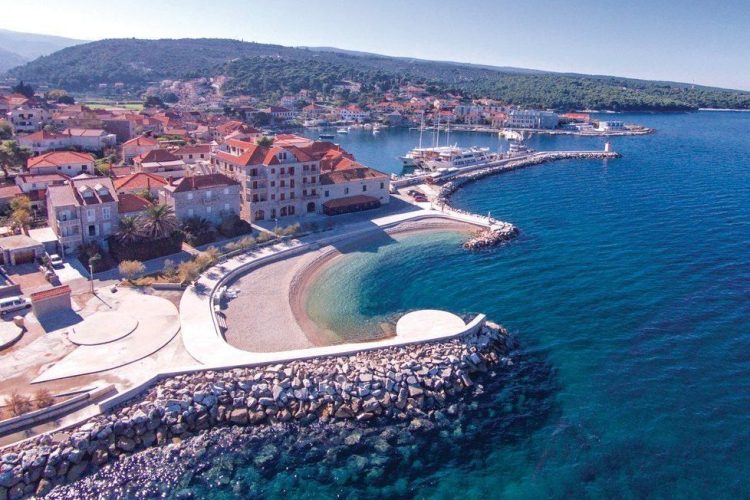 S otoka Brača prevezeno osam pacijenata ozlijeđenih u prometnoj nesreći