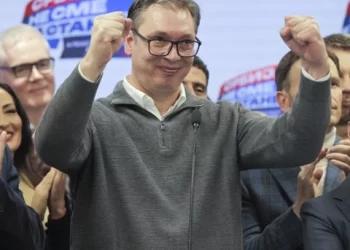 Vučić proglasio apsolutnu pobjedu u Srbiji, borba s oporbom za Beograd